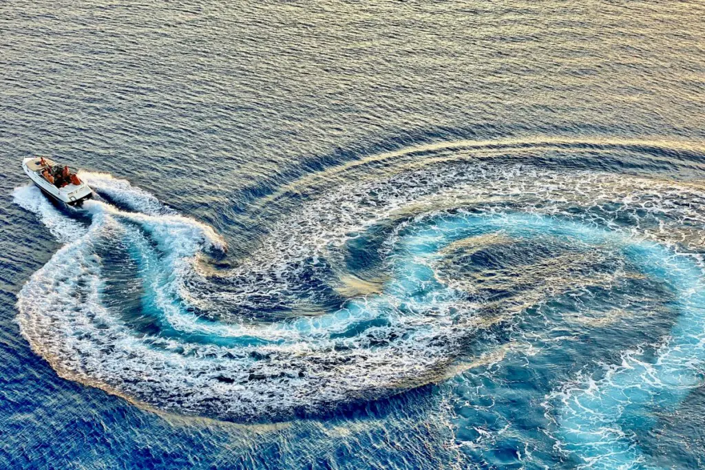 image of a group of people doing lots of turns in a boat