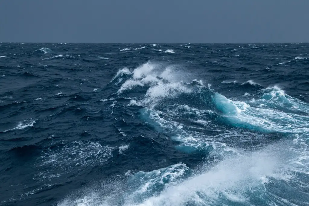 image showing choppy waves as article discusses how a beginner should navigate them when learning to trim and plane a boat