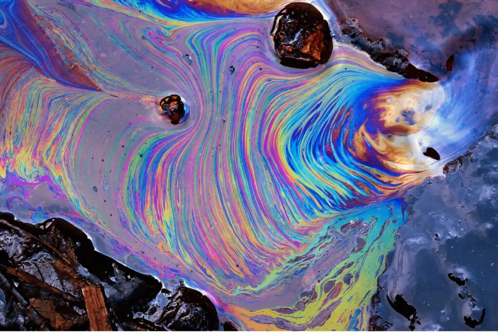 image of an oil slick in the water from negligent cleanup practices and not being eco-friendly while boating